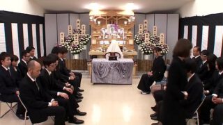 คลิปโป๊ญี่ปุ่น เย็ดกันในงานศพ สาวน่ารักโดนกระแทกหีไม่ยั้ง